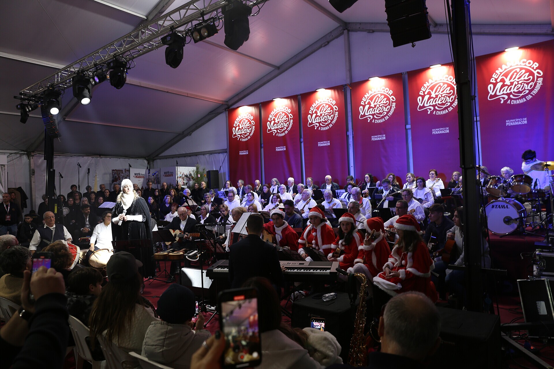 Chegou o momento alto da festa: Madeiro é queimado na passagem da noite de hoje para amanhã