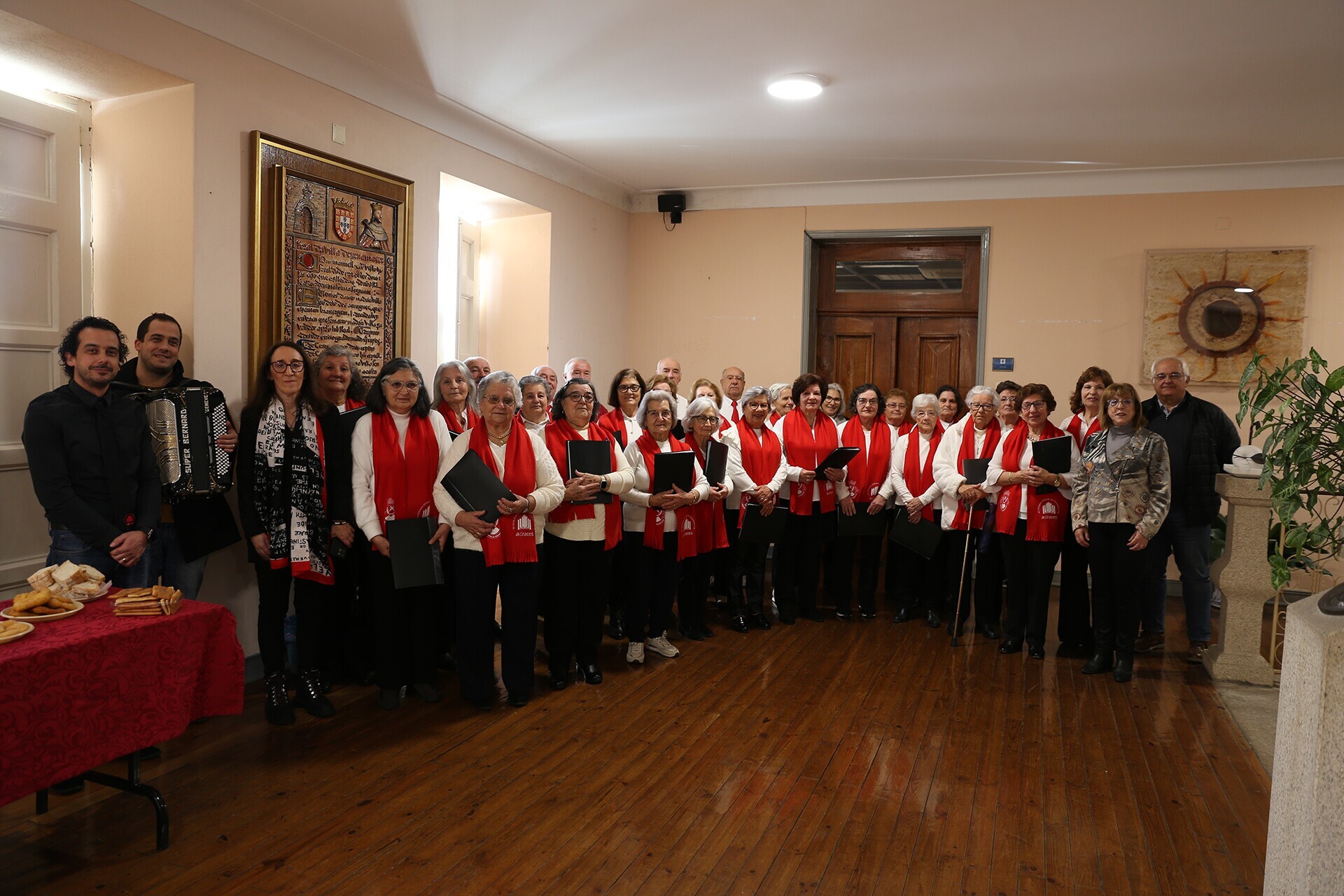 Alunos da Academia Sénior cantam as Janeiras nos Paços do Concelho